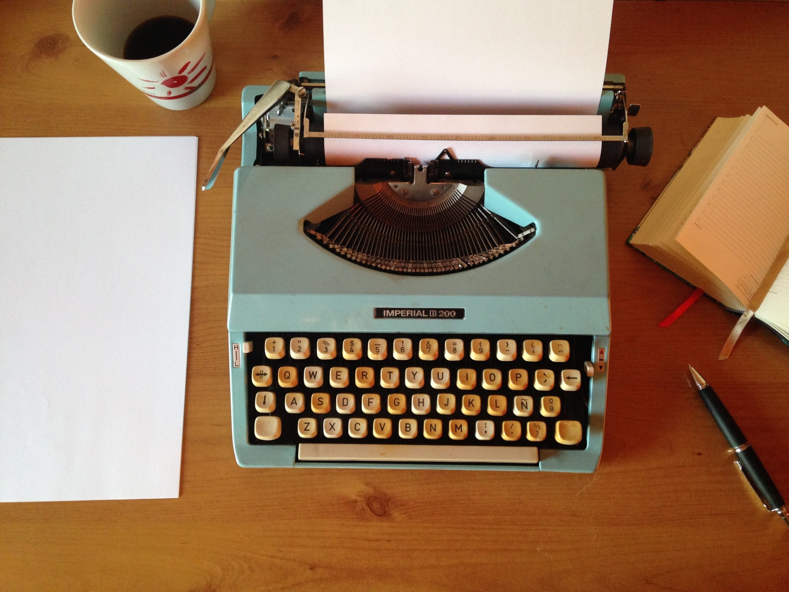 alt= "una macchina da scrivere vintage per l'intervista all'autore Fabrizio Arrigoni"