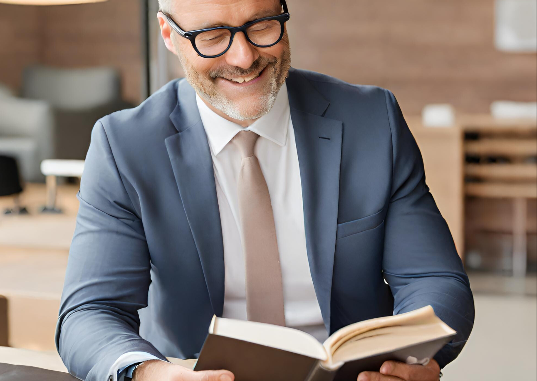 un professionista sfoglia il suo libro professionale