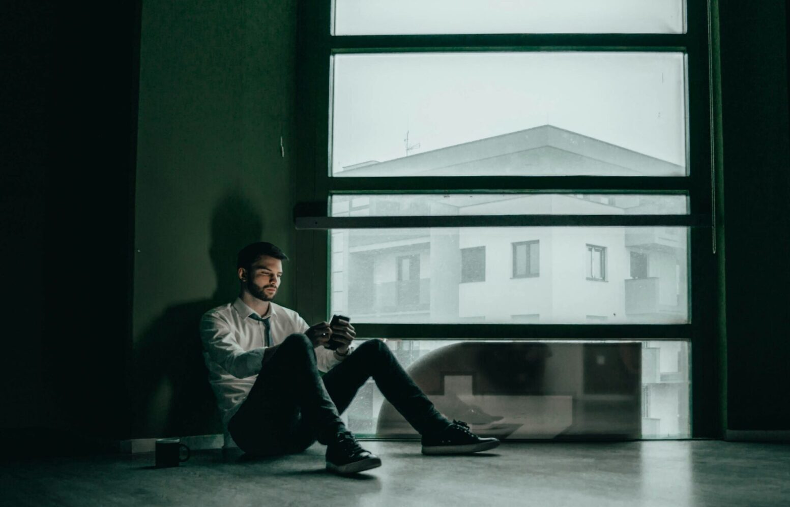 Scrolling Persona che fa scrolling con il proprio smartphone