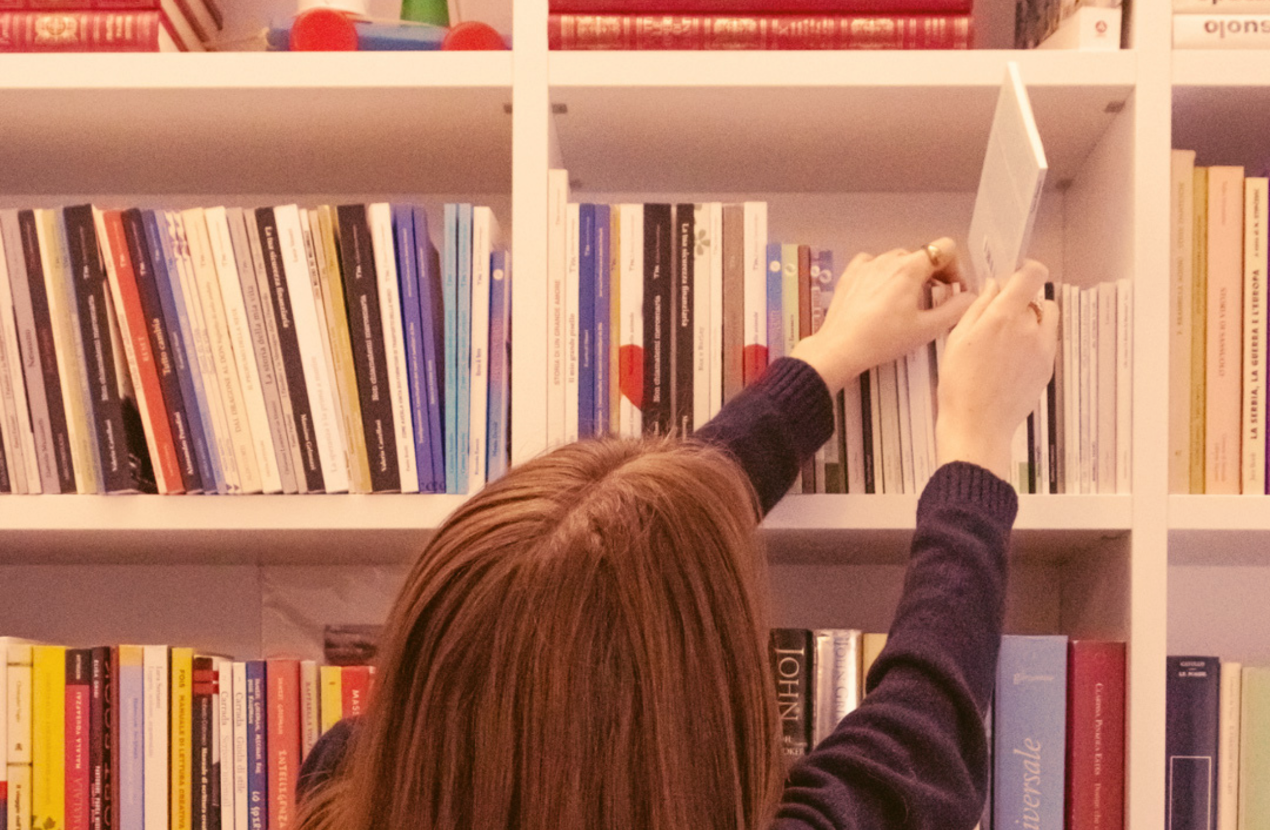 Pubblicazione manoscritti Libreria con libri