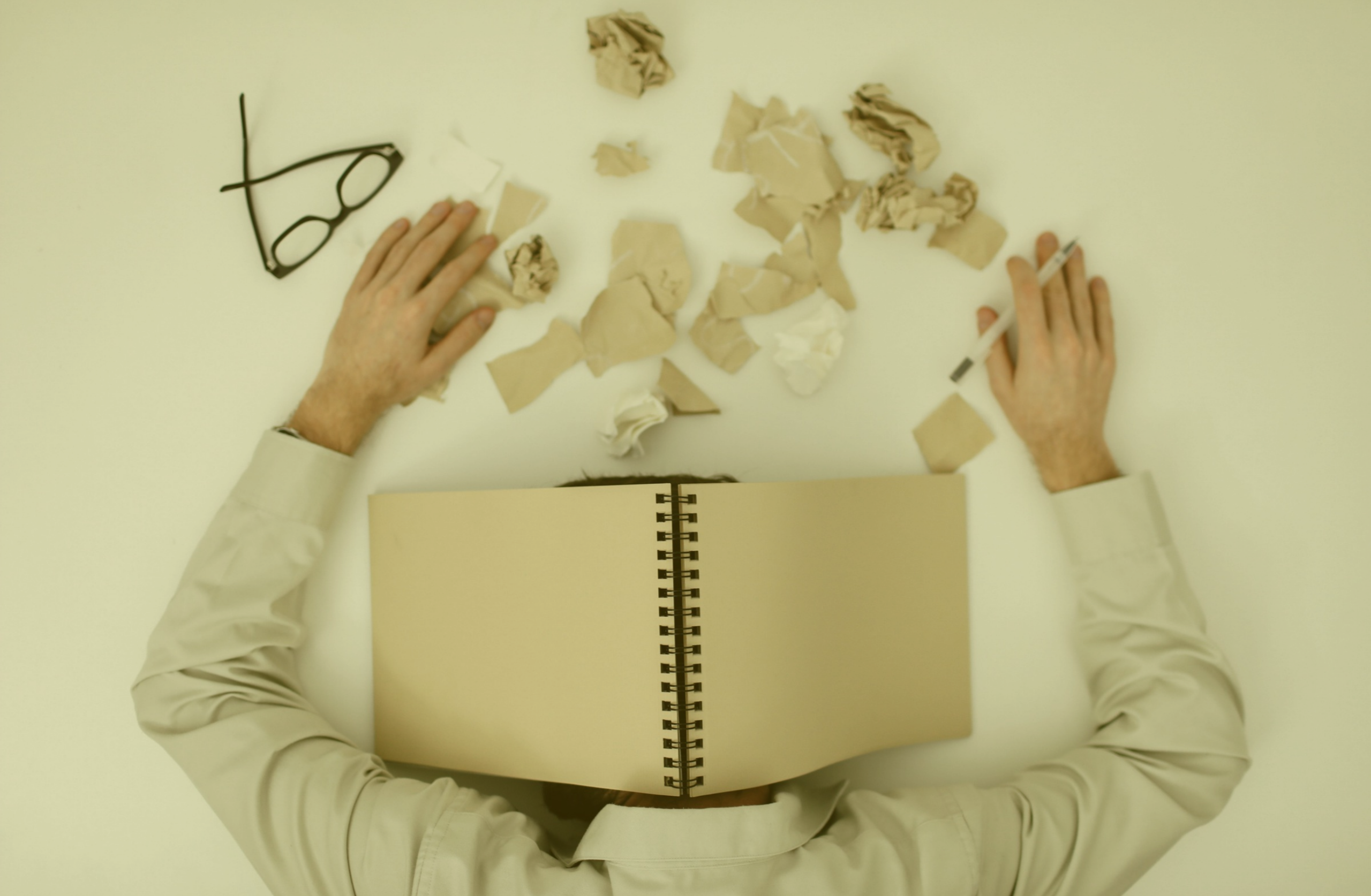 Blog Ottobre persona bloccata da peso delle aspettative nella scrittura